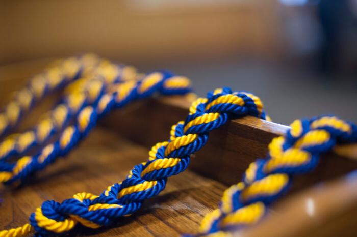 蓝色和金色的绳子挂在讲台上.